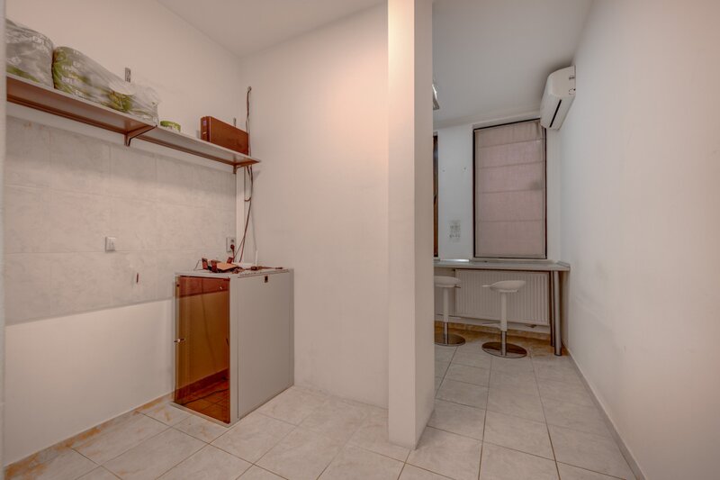 Spatiu birouri, acces separat, loc de parcare, spatiu de depozitare.