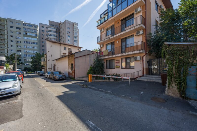 Spatiu birouri, acces separat, loc de parcare, spatiu de depozitare.