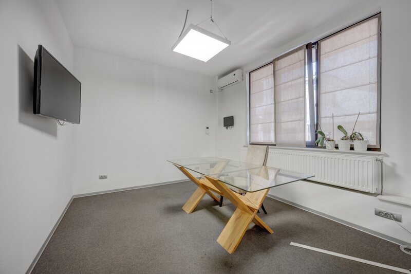 Spatiu birouri, acces separat, loc de parcare, spatiu de depozitare.